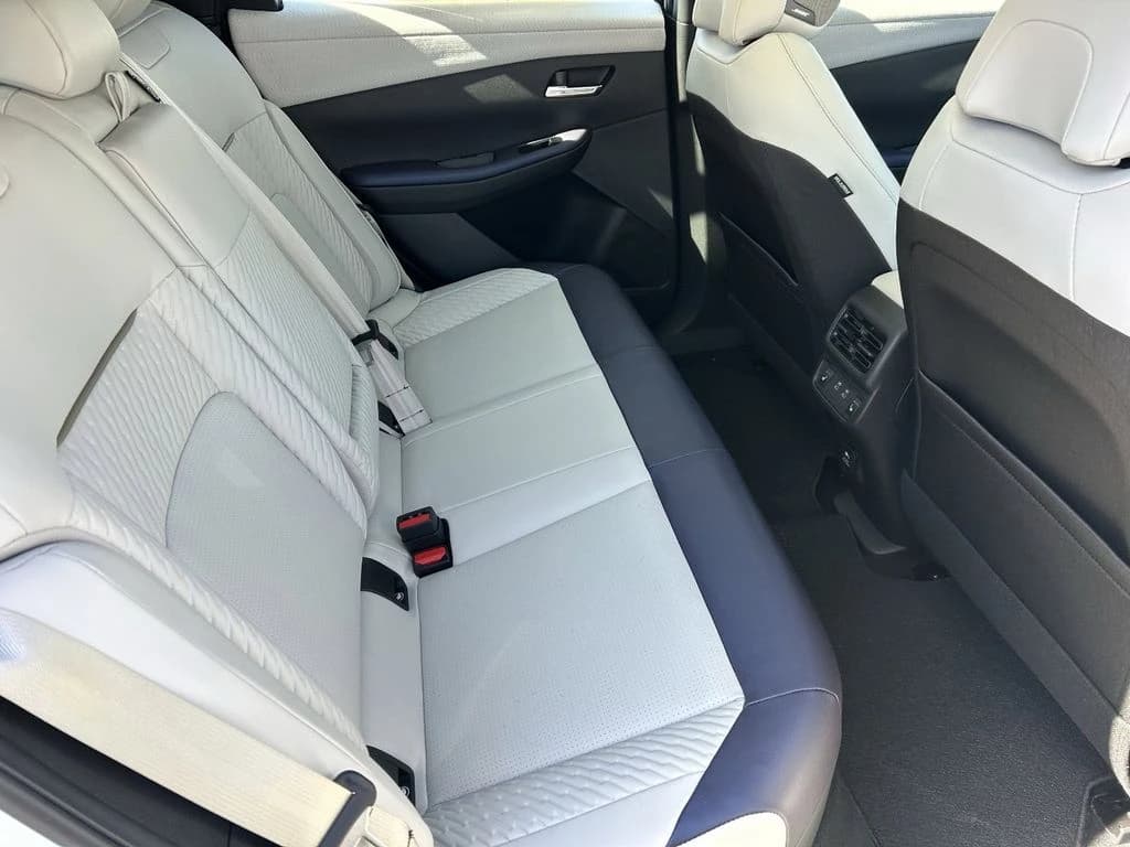 Nissan LEAF PLATINUM+ FWD 2026 — side view