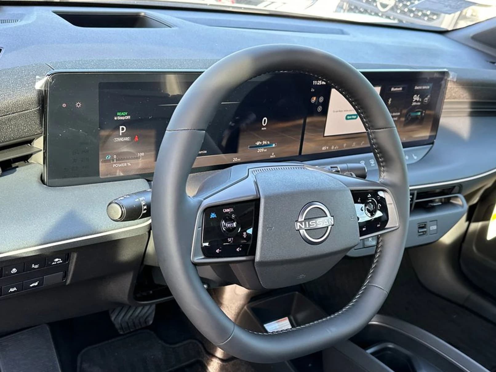 Nissan LEAF PLATINUM+ FWD 2026 — side view