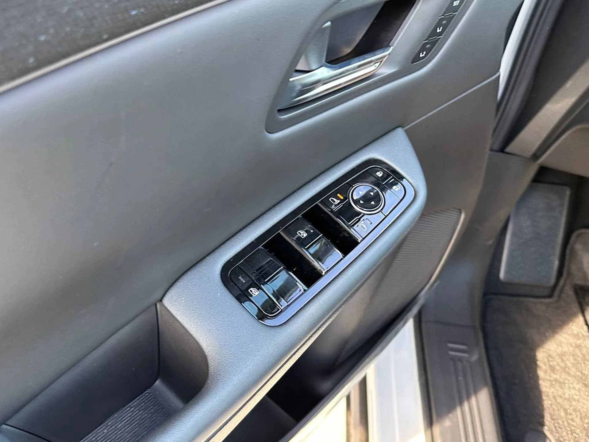 Nissan LEAF PLATINUM+ FWD 2026 — side view