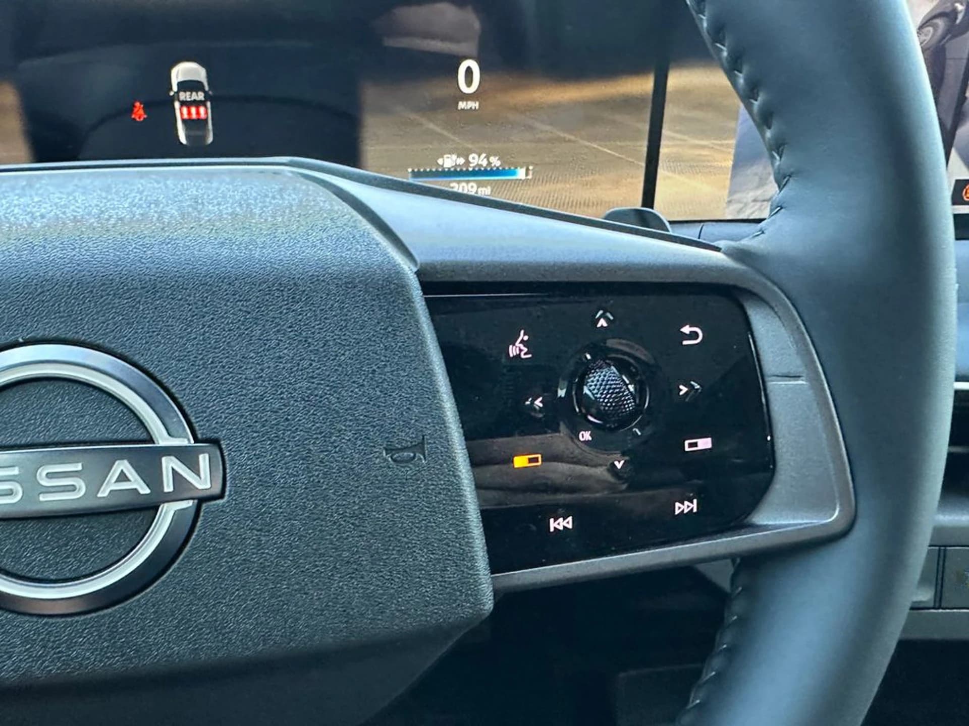 Nissan LEAF PLATINUM+ FWD 2026 — side view