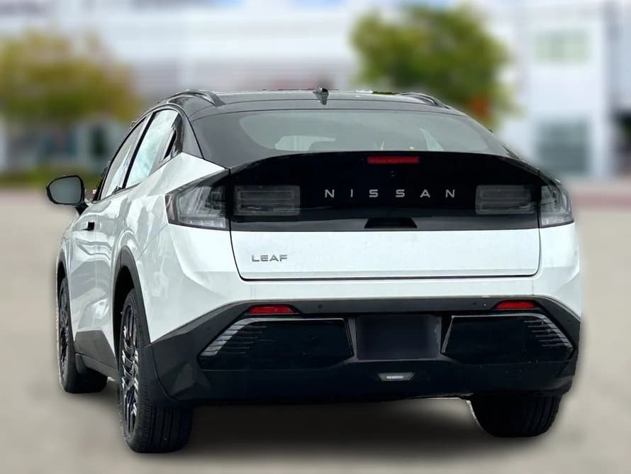 Nissan LEAF PLATINUM+ FWD 2026 — side view