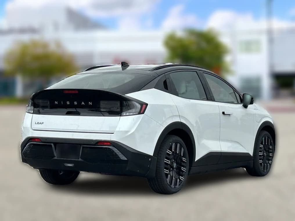 Nissan LEAF PLATINUM+ FWD 2026 — side view