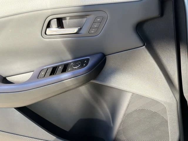 Nissan LEAF PLATINUM+ FWD 2026 — side view