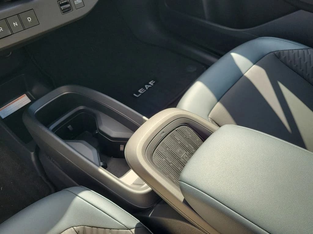Nissan LEAF PLATINUM+ FWD 2026 — side view