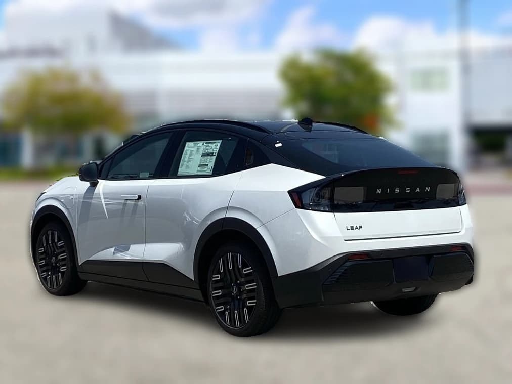 Nissan LEAF PLATINUM+ FWD 2026 — side view