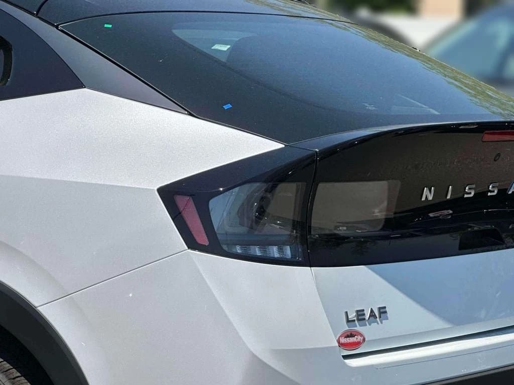 Nissan LEAF PLATINUM+ FWD 2026 — side view