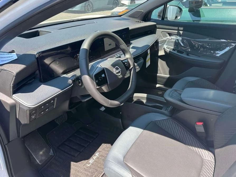 Nissan LEAF PLATINUM+ FWD 2026 — side view