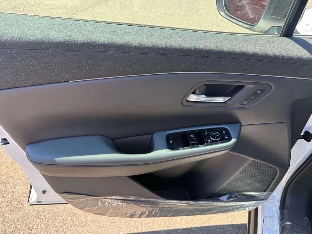 Nissan LEAF PLATINUM+ FWD 2026 — side view