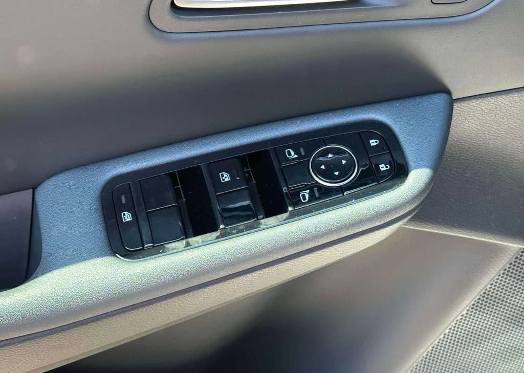 Nissan LEAF PLATINUM+ FWD 2026 — side view