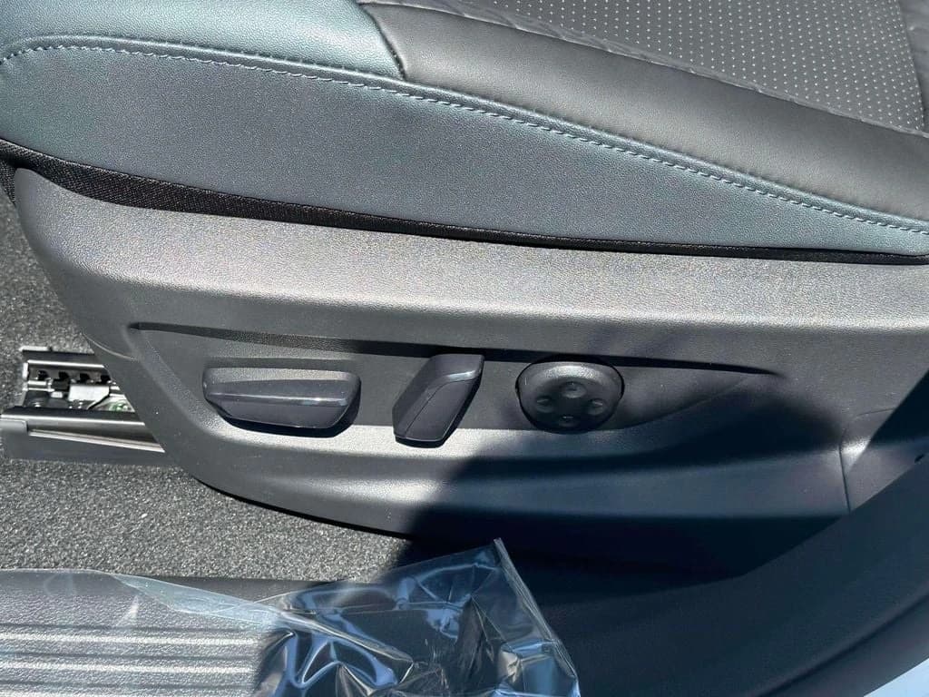 Nissan LEAF PLATINUM+ FWD 2026 — side view