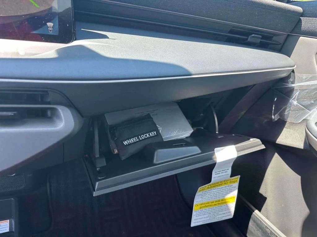 Nissan LEAF PLATINUM+ FWD 2026 — side view