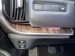 Nissan Armada Platinum 4x4 2027 — side view