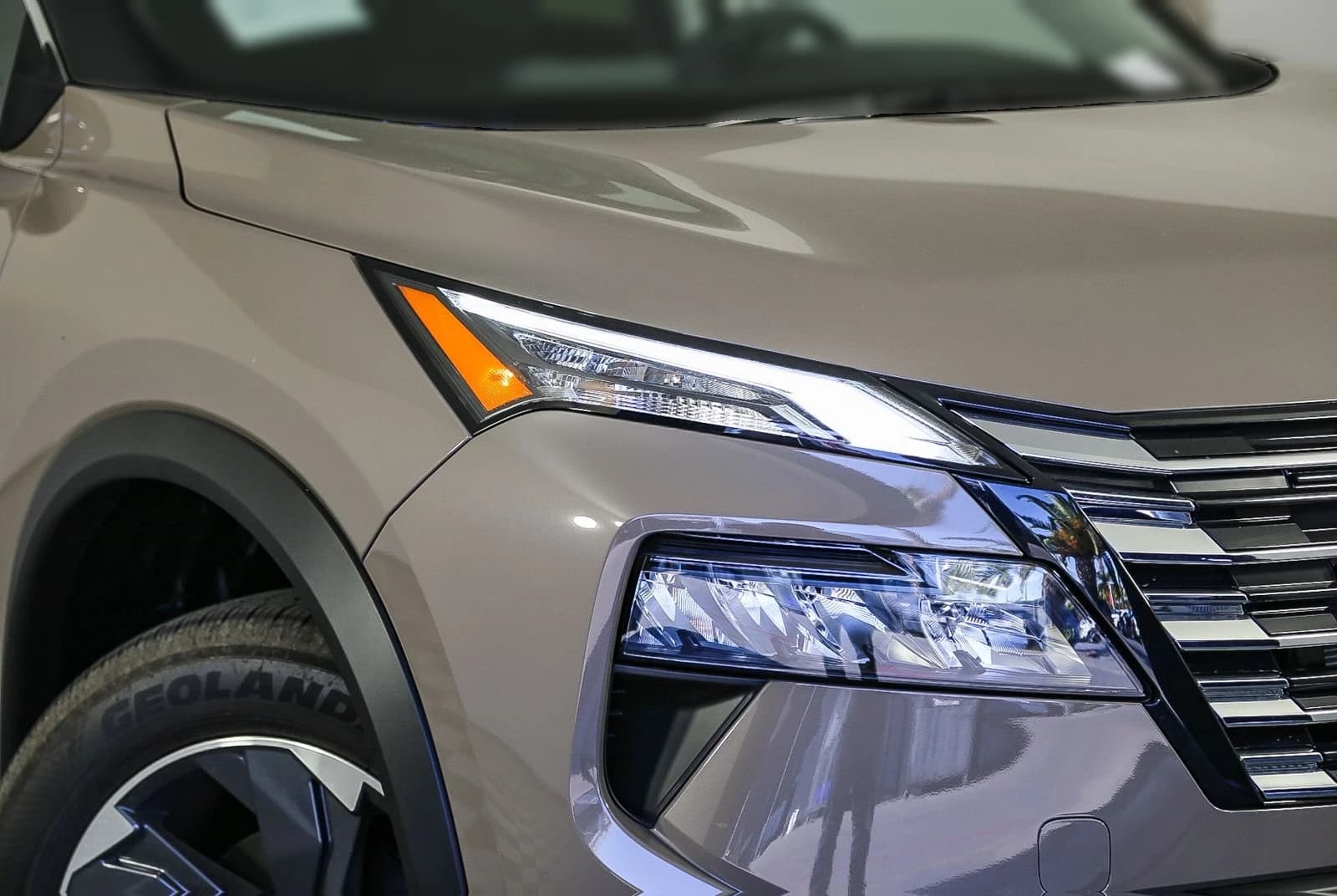 Nissan Rogue SV AWD 2025 — side view