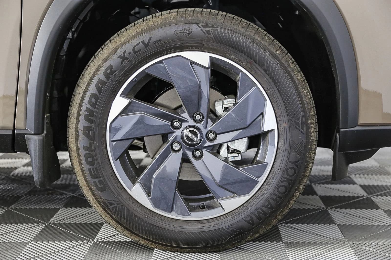 Nissan Rogue SV AWD 2025 — side view