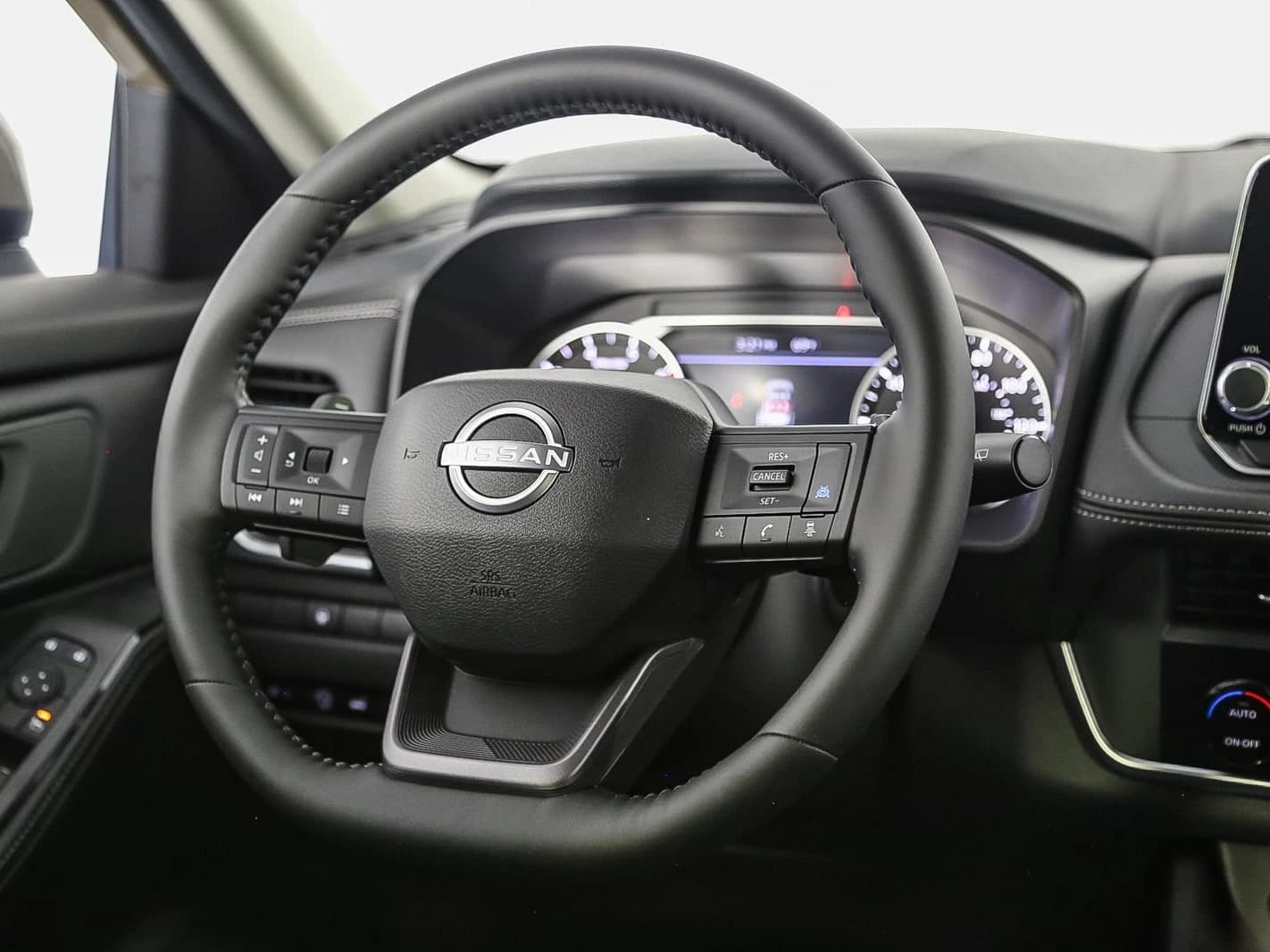 Nissan Rogue SV AWD 2025 — side view