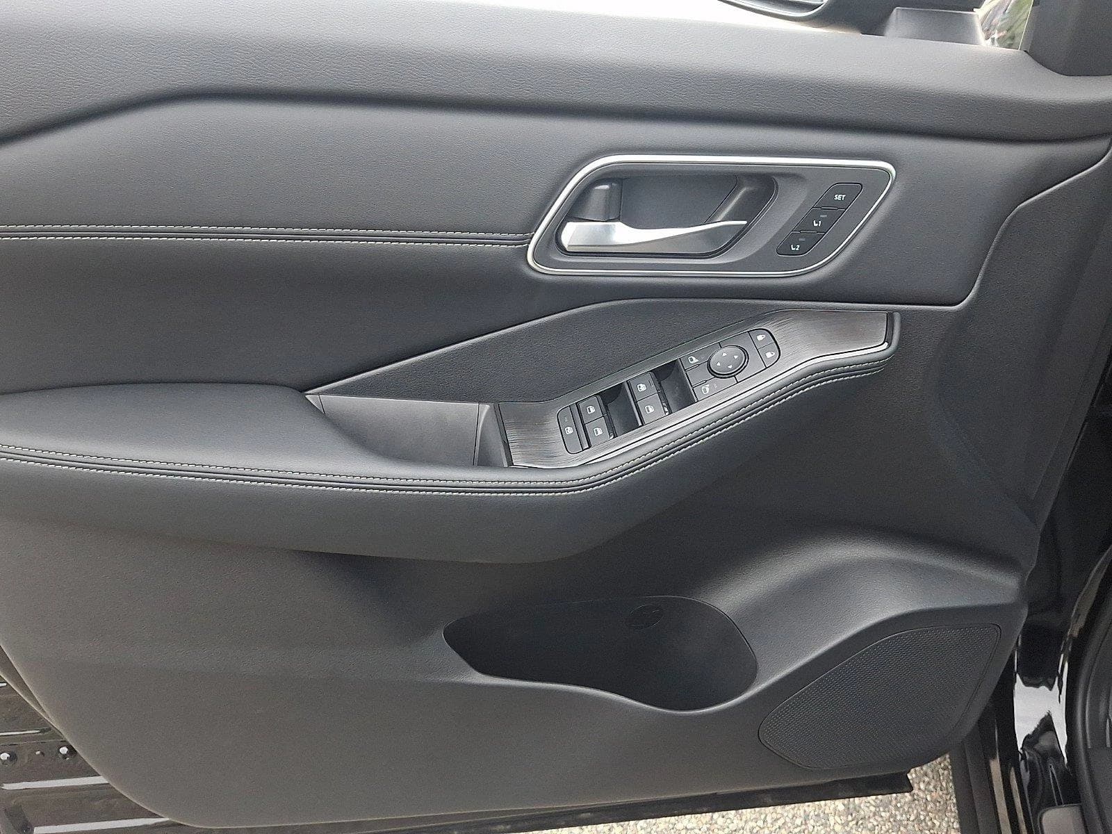 Nissan Rogue Platinum AWD 2026 — side view