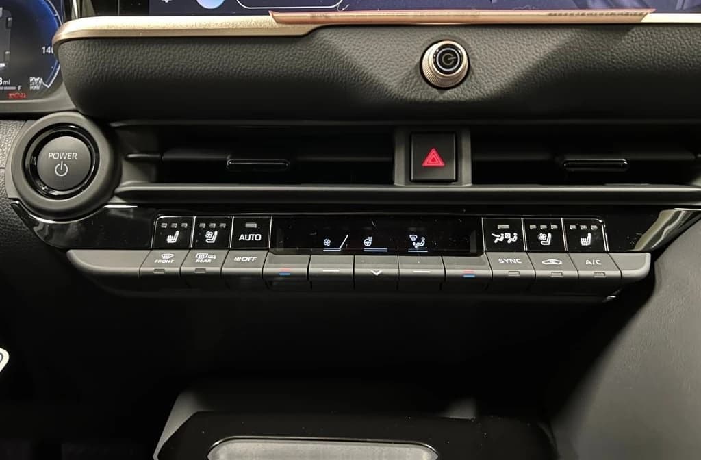Toyota Crown Signia XLE AWD (GS) 2026 — side view