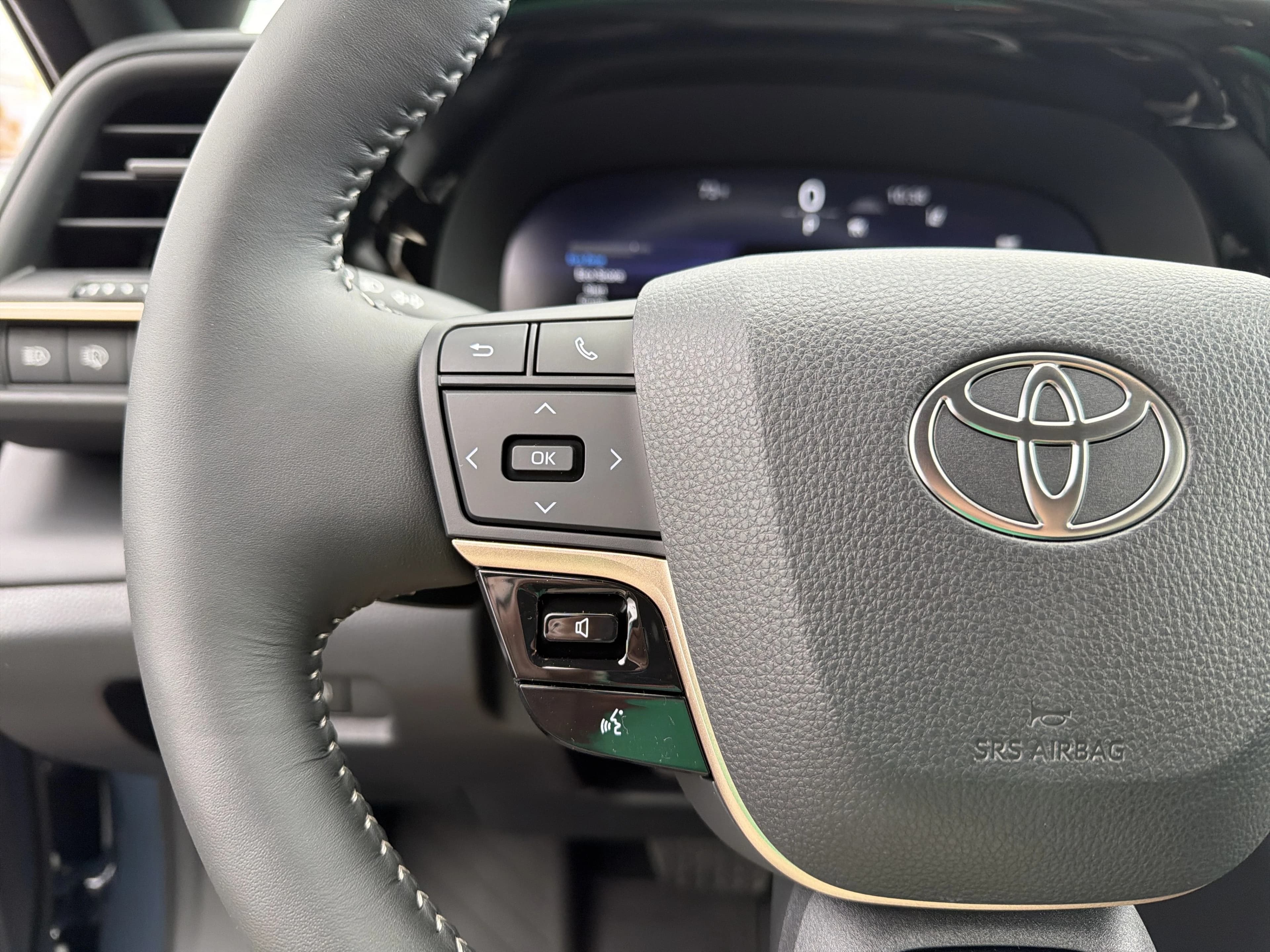 Toyota Crown Signia Limited AWD (Natl) 2026 — side view