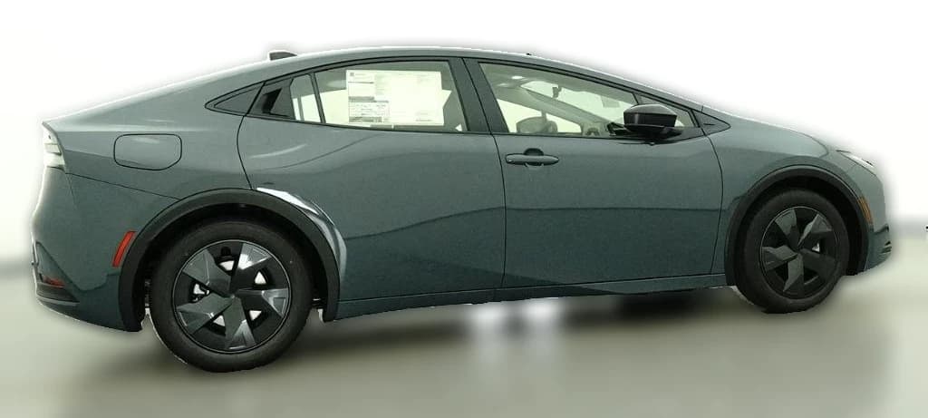 Toyota Prius Plug-In Hybrid SE (Natl) 2026 — side view