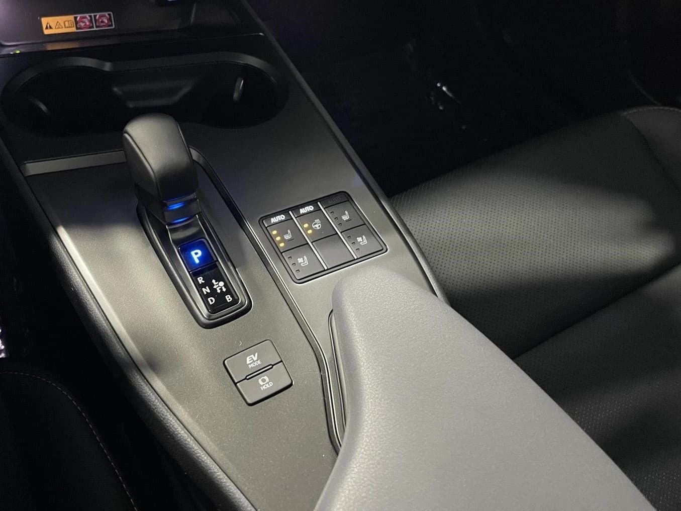 Lexus UX UX 300h Premium AWD 2026 — side view