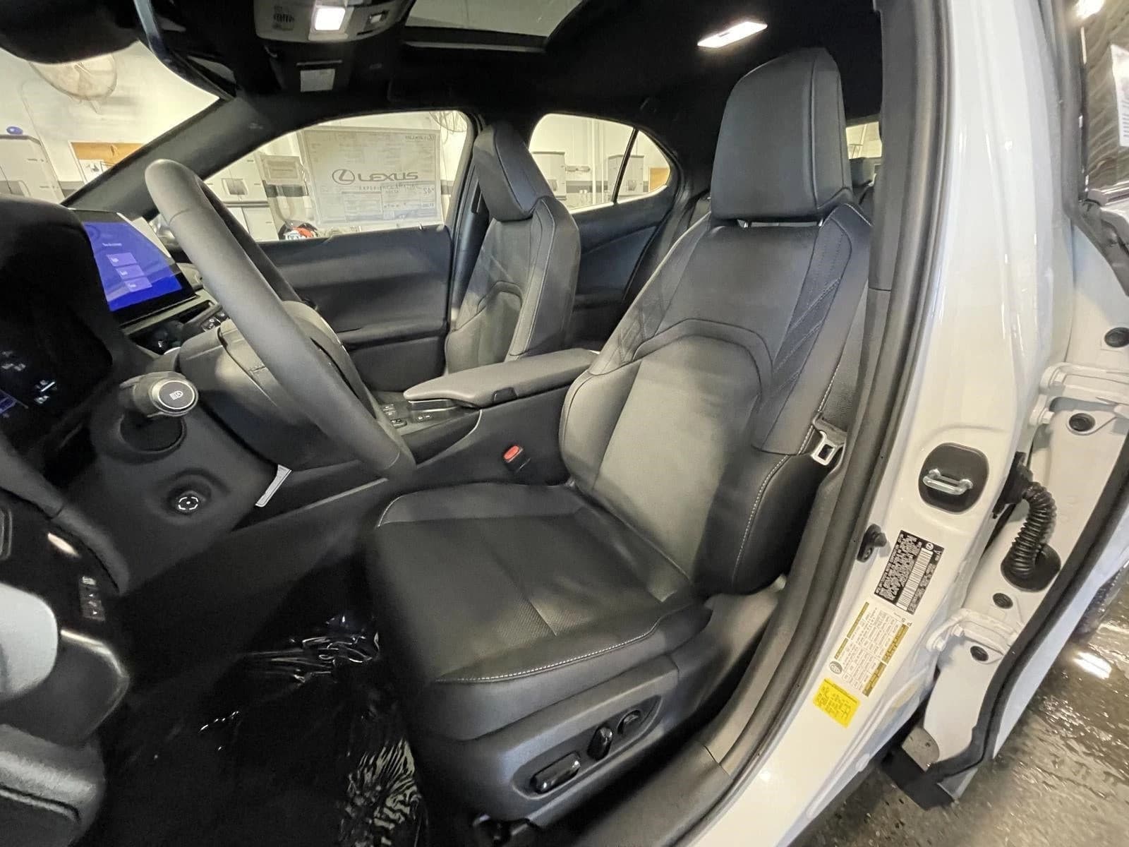 Lexus UX UX 300h Premium AWD 2026 — side view