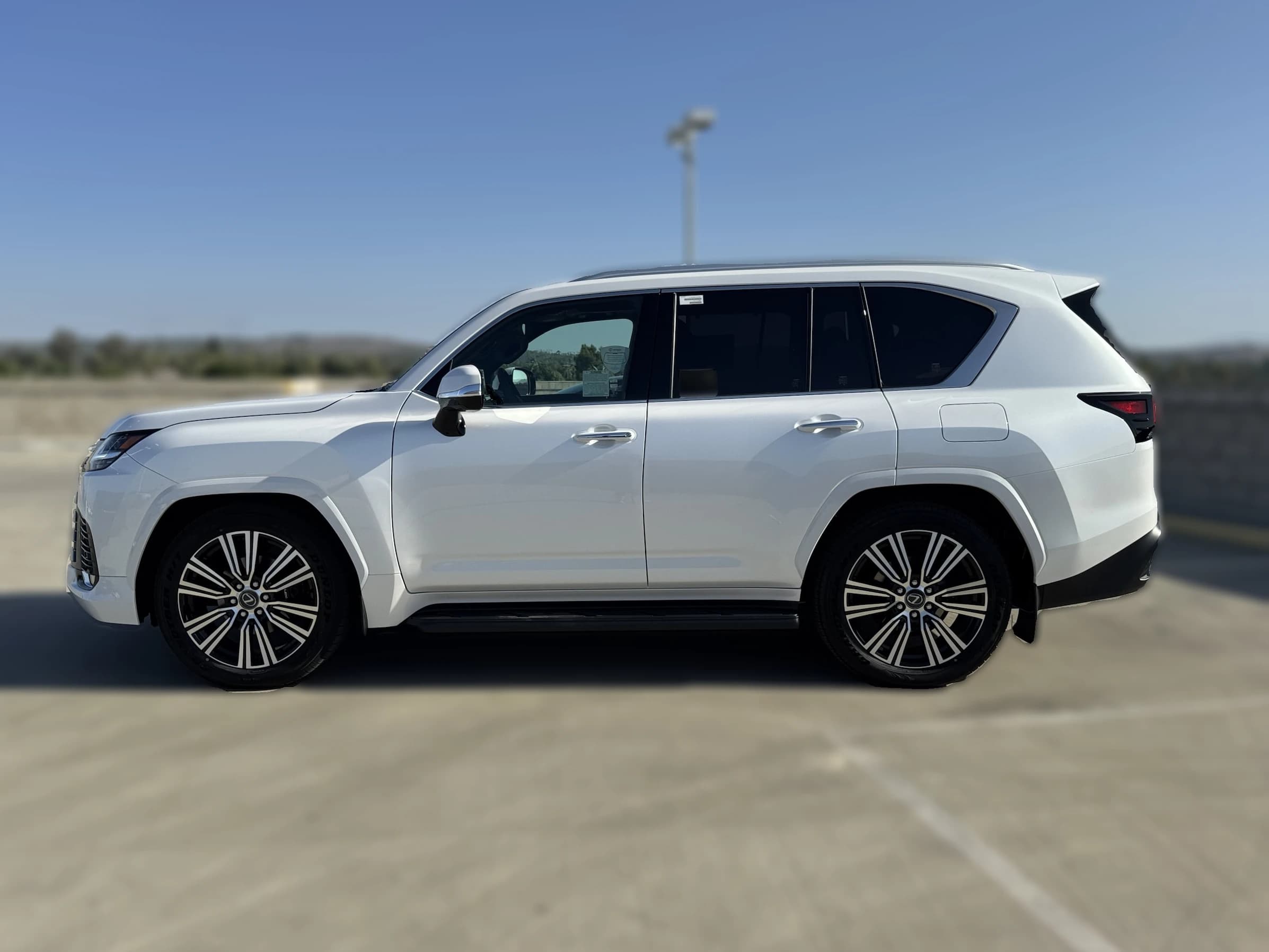 Lexus LX LX 600 Luxury 4WD 2026 — side view