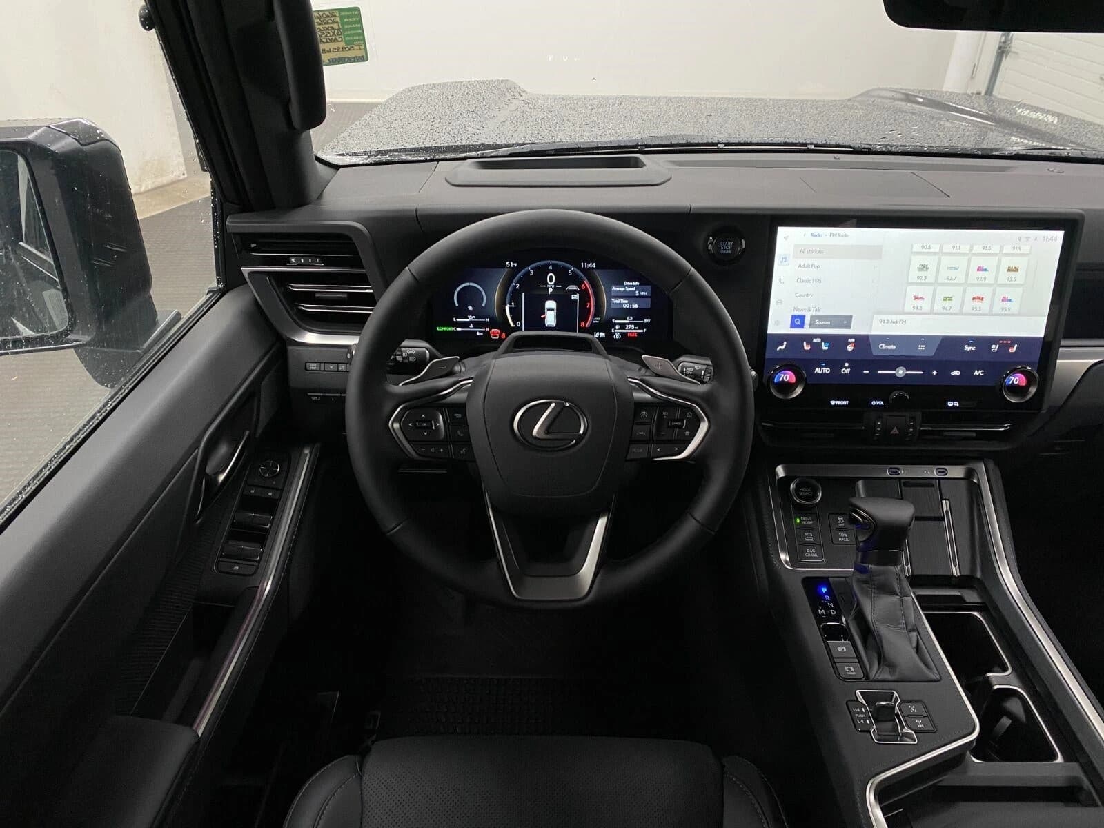 Lexus GX GX 550 Overtrail+ 4WD 2026 — side view