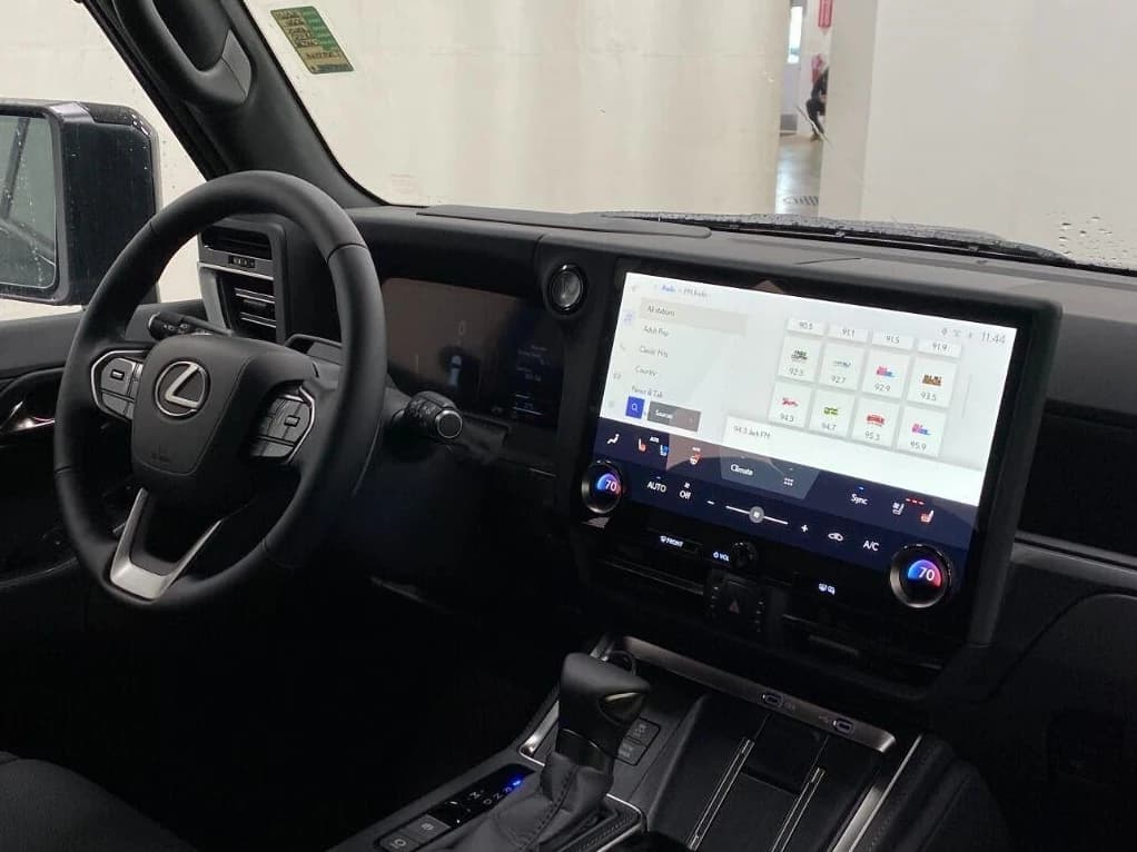Lexus GX GX 550 Overtrail+ 4WD 2026 — side view