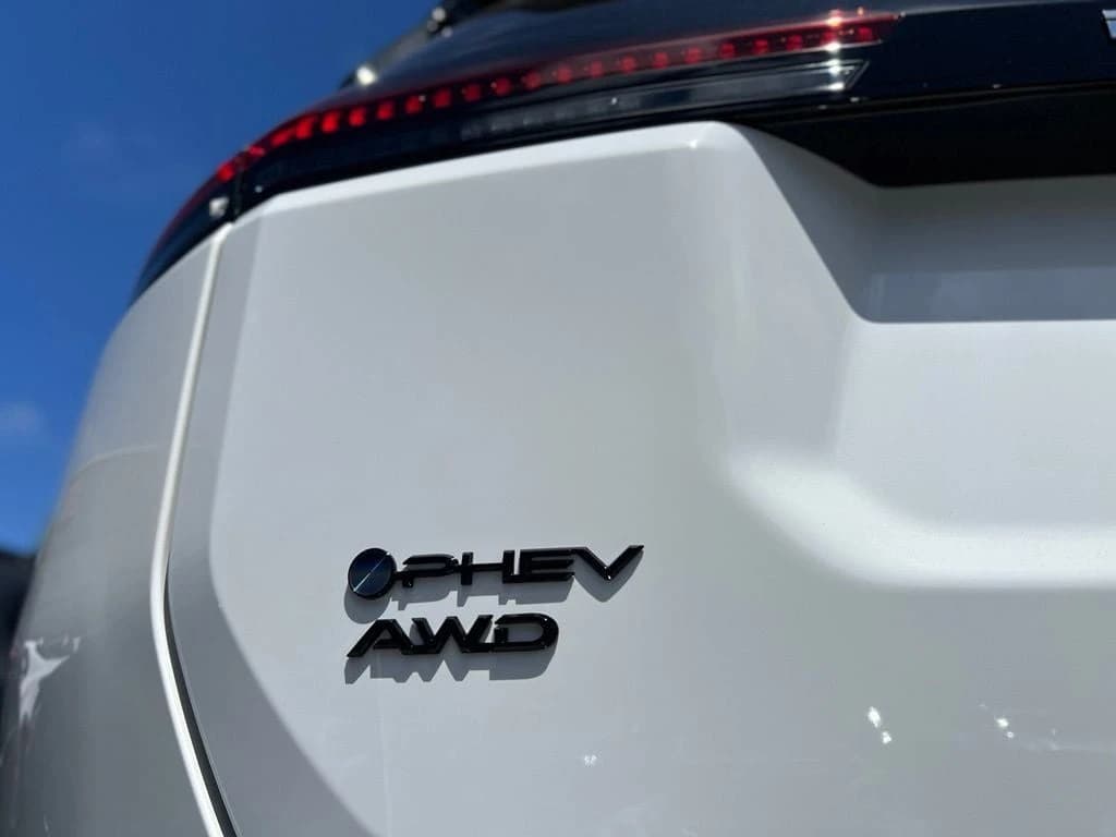 Toyota RAV4 Plug-In Hybrid SE (Natl) 2026 — side view