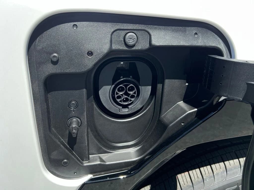 Toyota RAV4 Plug-In Hybrid SE (Natl) 2026 — side view