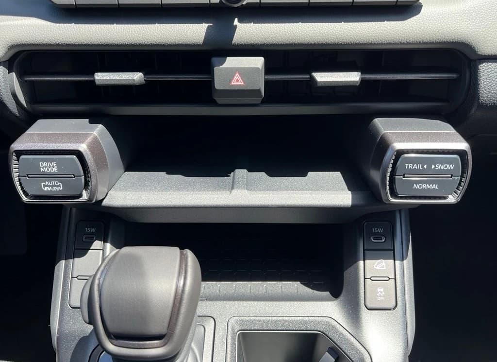 Toyota RAV4 Plug-In Hybrid SE (Natl) 2026 — side view