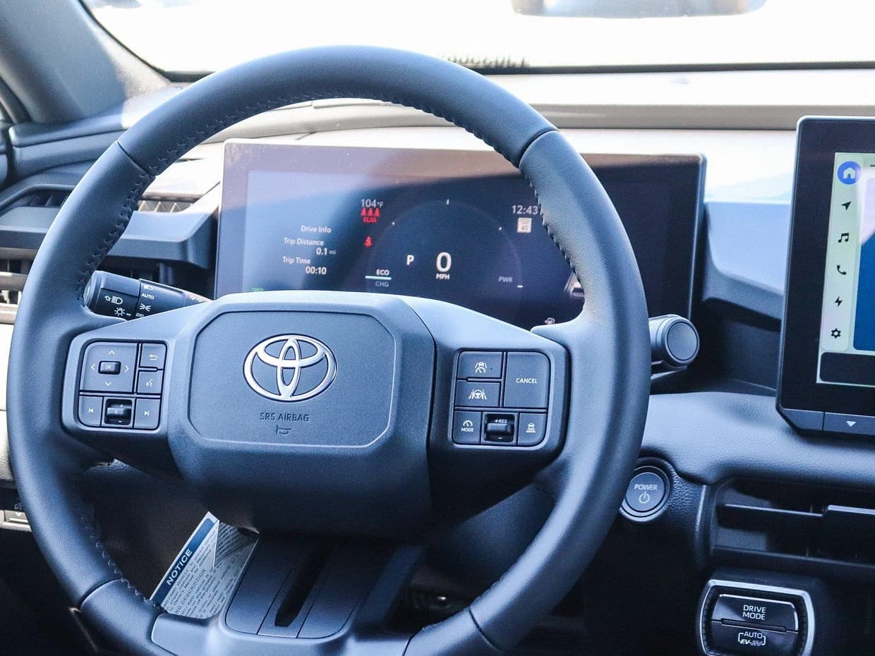 Toyota RAV4 Plug-In Hybrid SE (Natl) 2026 — side view
