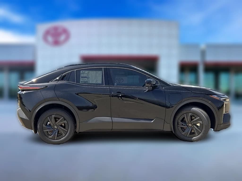 Toyota C-HR SE AWD (Natl) 2026 — side view