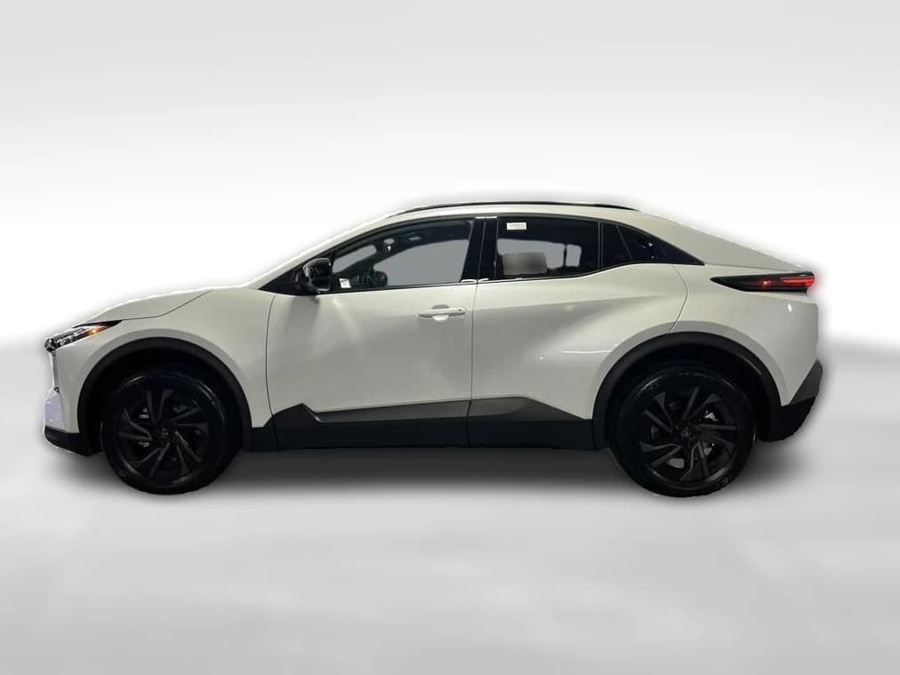 Toyota C-HR SE AWD (Natl) 2026 — side view