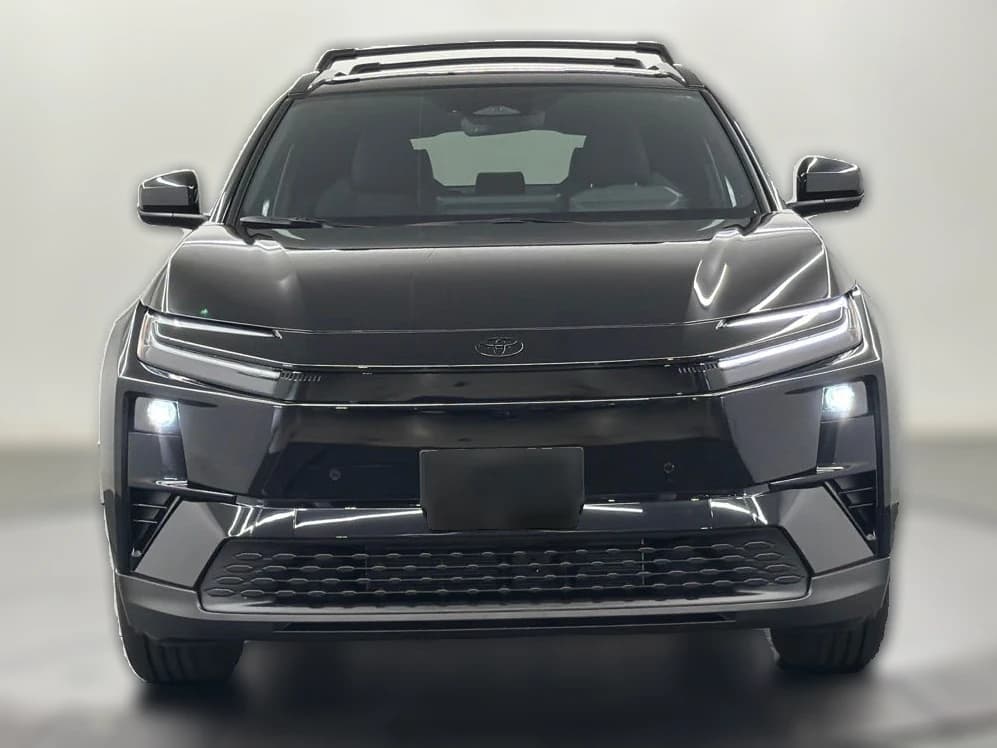 Toyota C-HR SE AWD (Natl) 2026 — side view