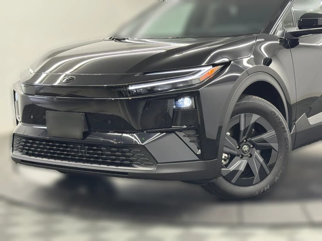 Toyota C-HR SE AWD (Natl) 2026 — side view