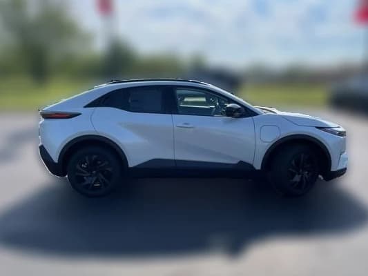 Toyota C-HR SE AWD (Natl) 2026 — side view