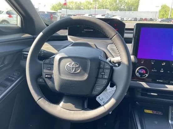 Toyota C-HR SE AWD (Natl) 2026 — side view