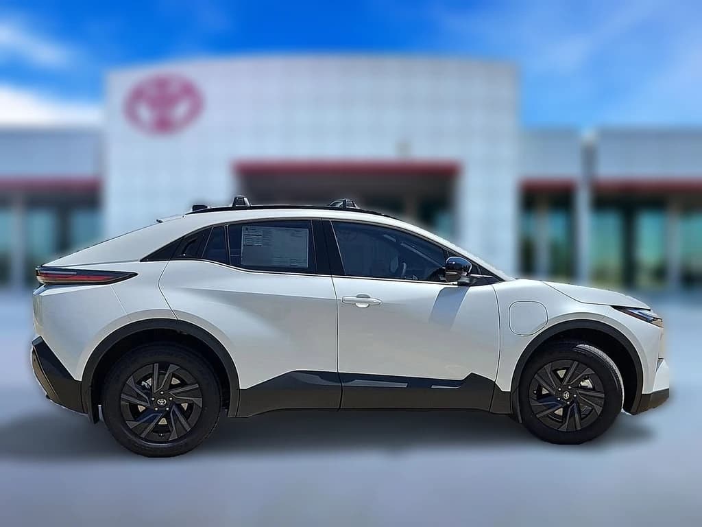 Toyota C-HR SE AWD (Natl) 2026 — side view