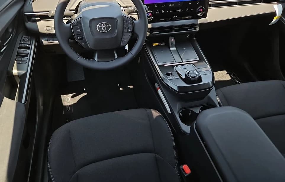 Toyota C-HR SE AWD (Natl) 2026 — side view