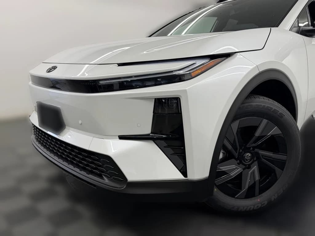 Toyota C-HR SE AWD (Natl) 2026 — side view