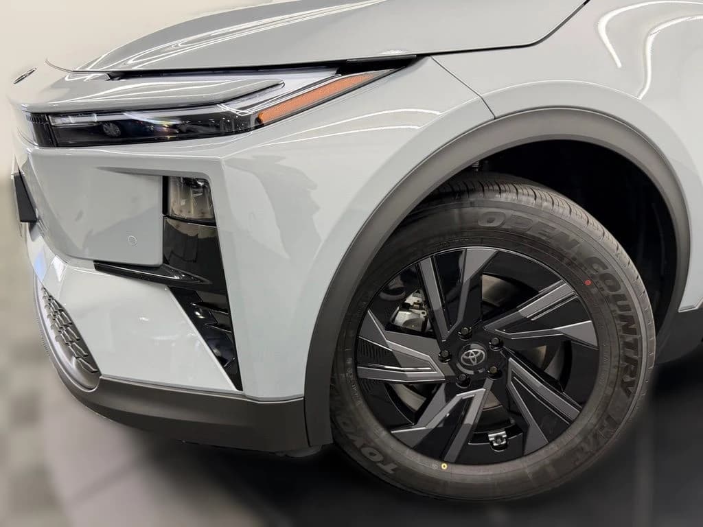 Toyota C-HR SE AWD (Natl) 2026 — side view