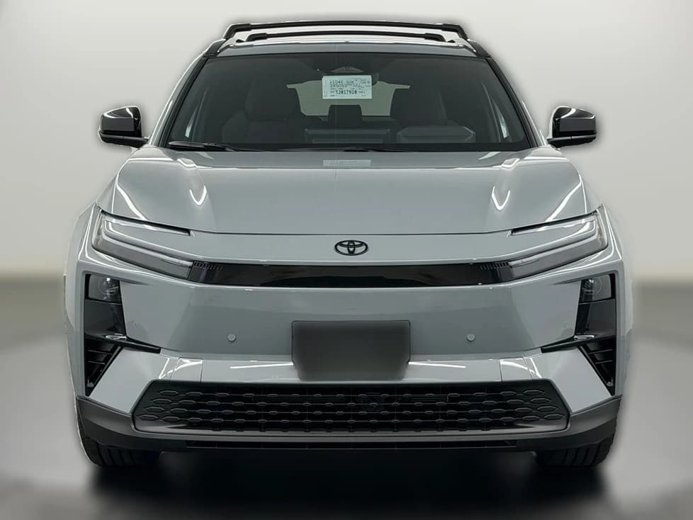 Toyota C-HR SE AWD (Natl) 2026 — side view