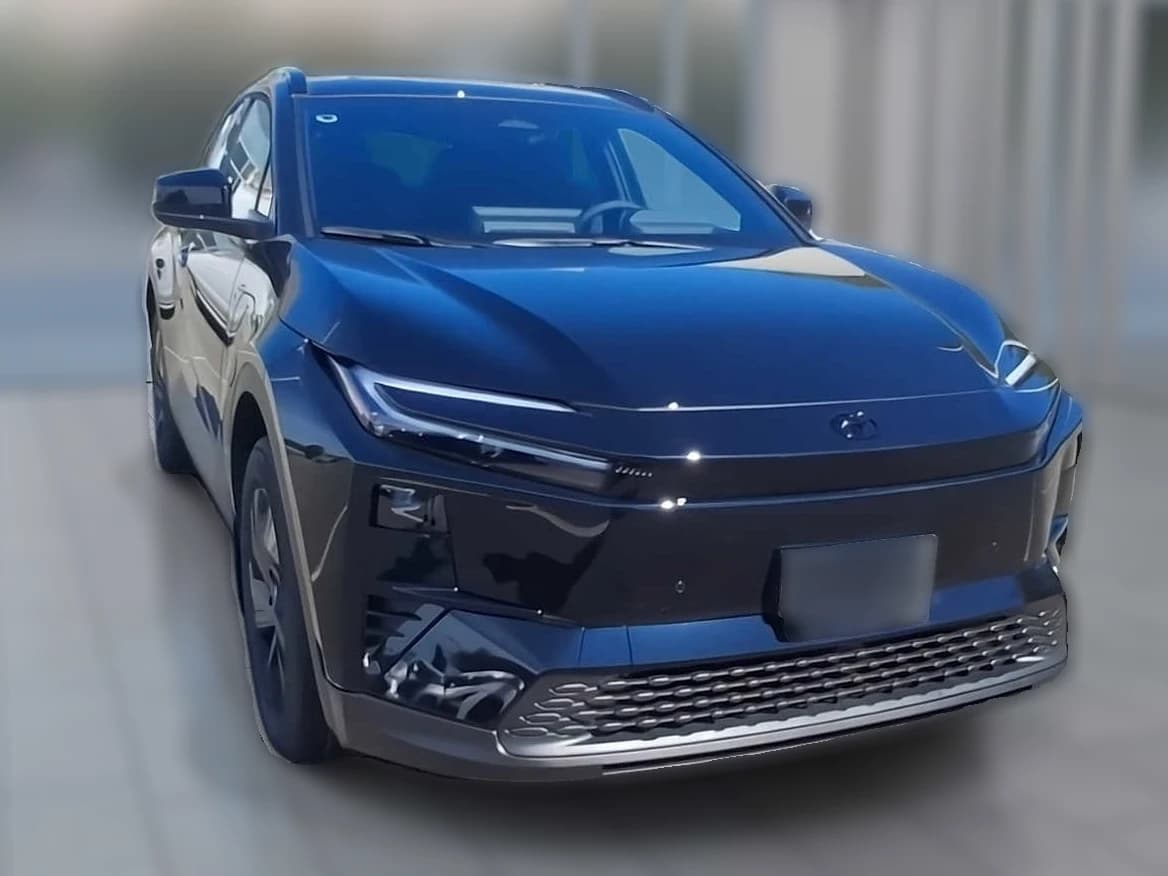 Toyota C-HR SE AWD (Natl) 2026 — side view