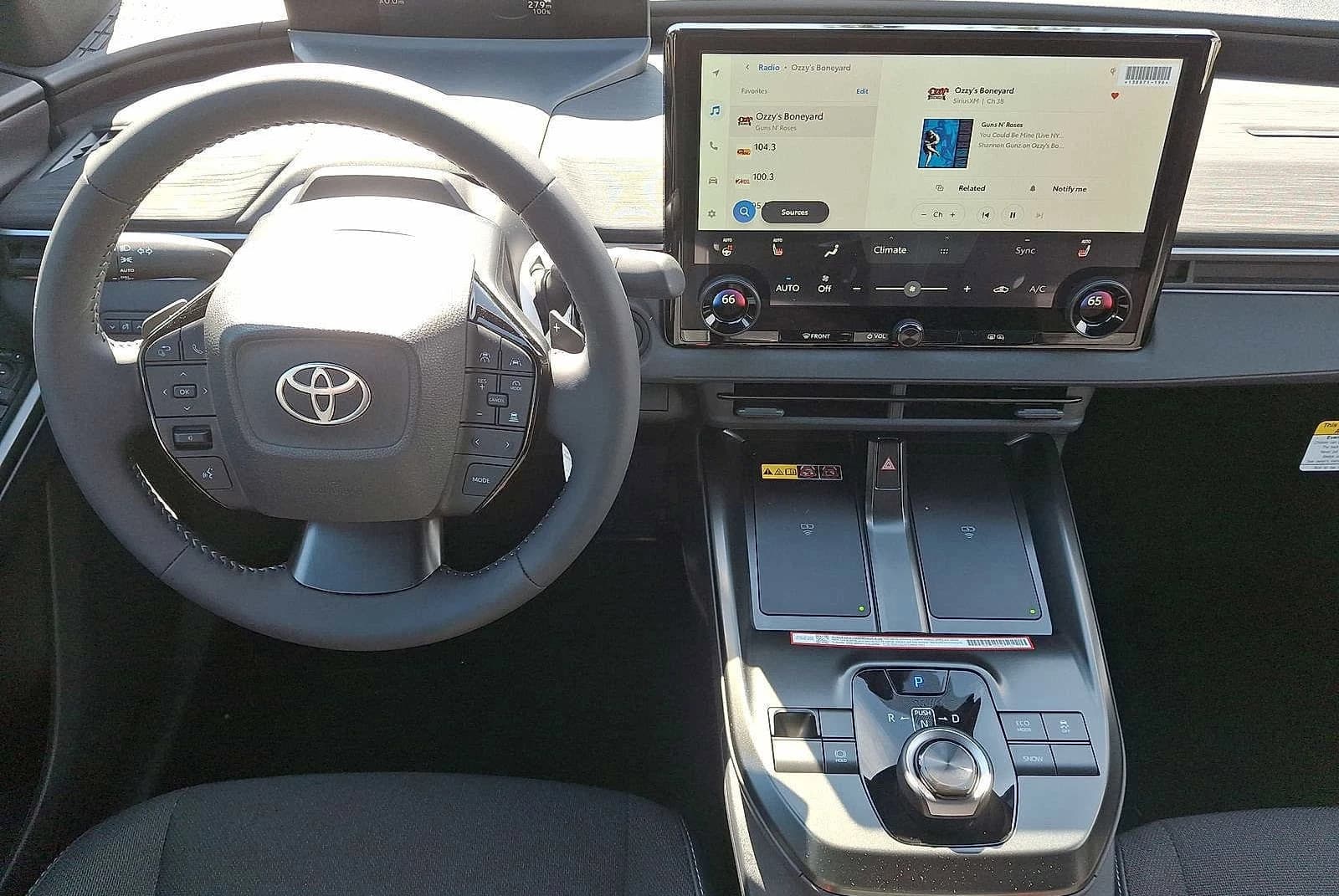 Toyota C-HR SE AWD (Natl) 2026 — side view