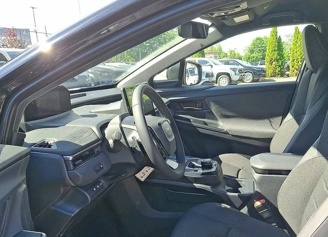 Toyota C-HR SE AWD (Natl) 2026 — side view