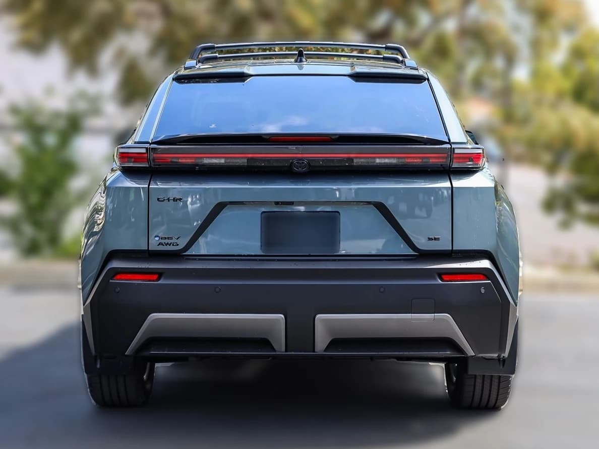 Toyota C-HR SE AWD (Natl) 2026 — side view