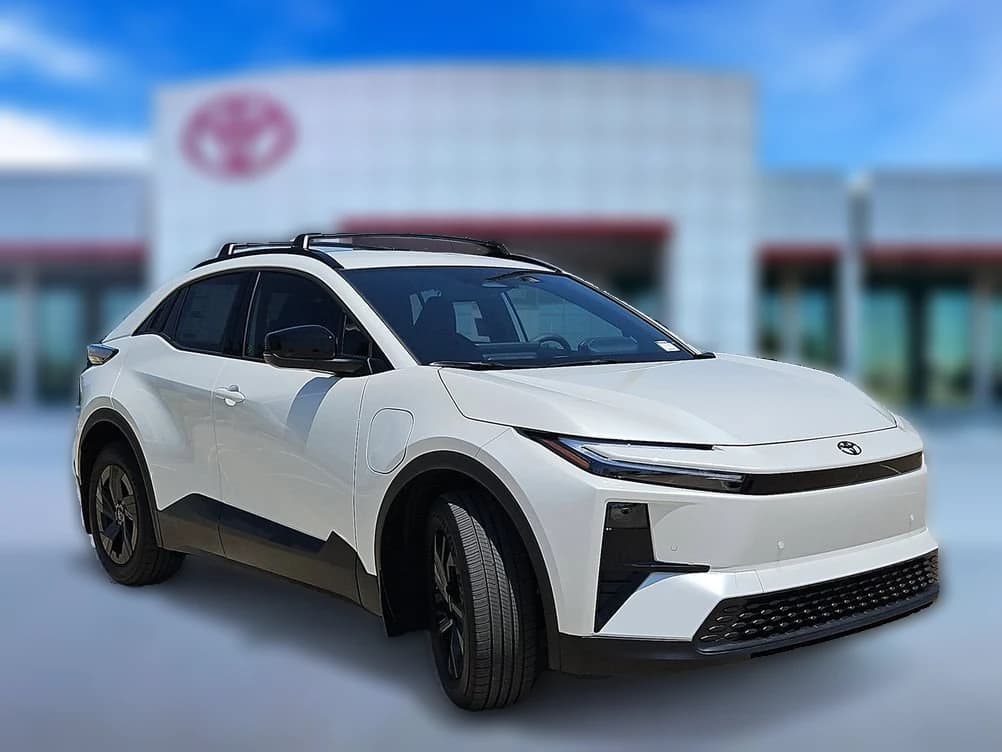 Toyota C-HR SE AWD (Natl) 2026 — side view