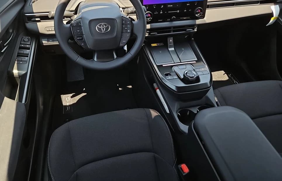 Toyota C-HR SE AWD (Natl) 2026 — side view