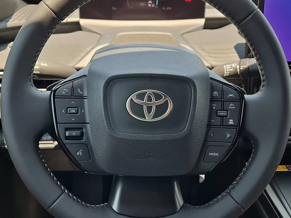 Toyota C-HR SE AWD (Natl) 2026 — side view